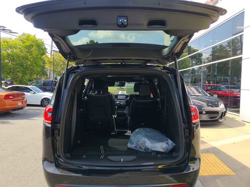 New 2023 Chrysler Pacifica Limited w/ Uconnect Theater Family Group image 7