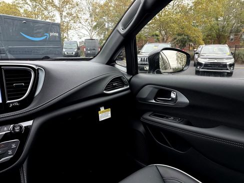 New 2026 Chrysler Pacifica Limited image 27