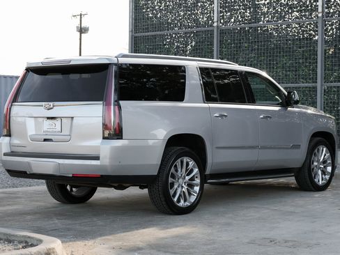 Used 2020 Cadillac Escalade ESV Luxury image 10