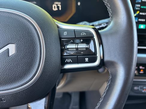 Used 2025 Kia Carnival FWD image 26