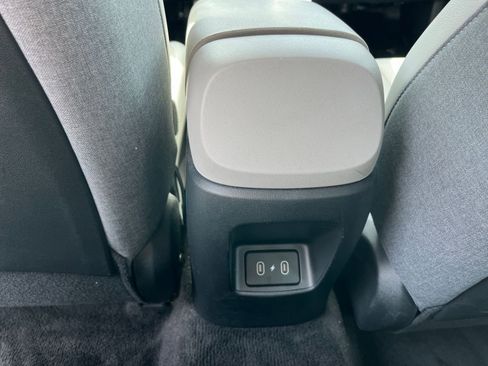 Used 2025 Hyundai Elantra Limited FWD image 23