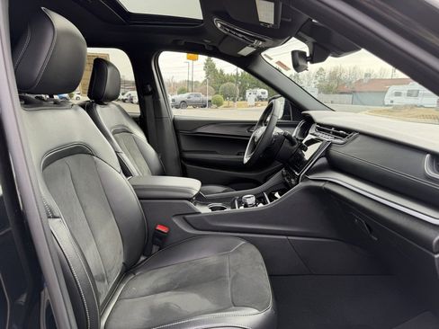 Used 2024 Jeep Grand Cherokee Altitude image 32