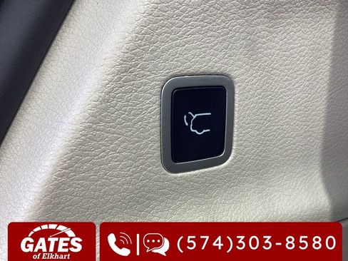 Used 2023 Chrysler Pacifica Touring-L image 11