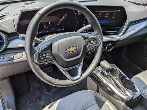 Used 2025 Chevrolet Trax LT w/ LT Convenience Package FWD image 9
