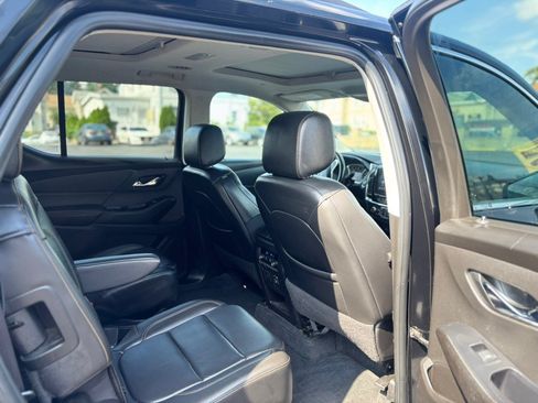 Used 2021 Chevrolet Traverse LT w/ LT Premium Package AWD/4WD image 18