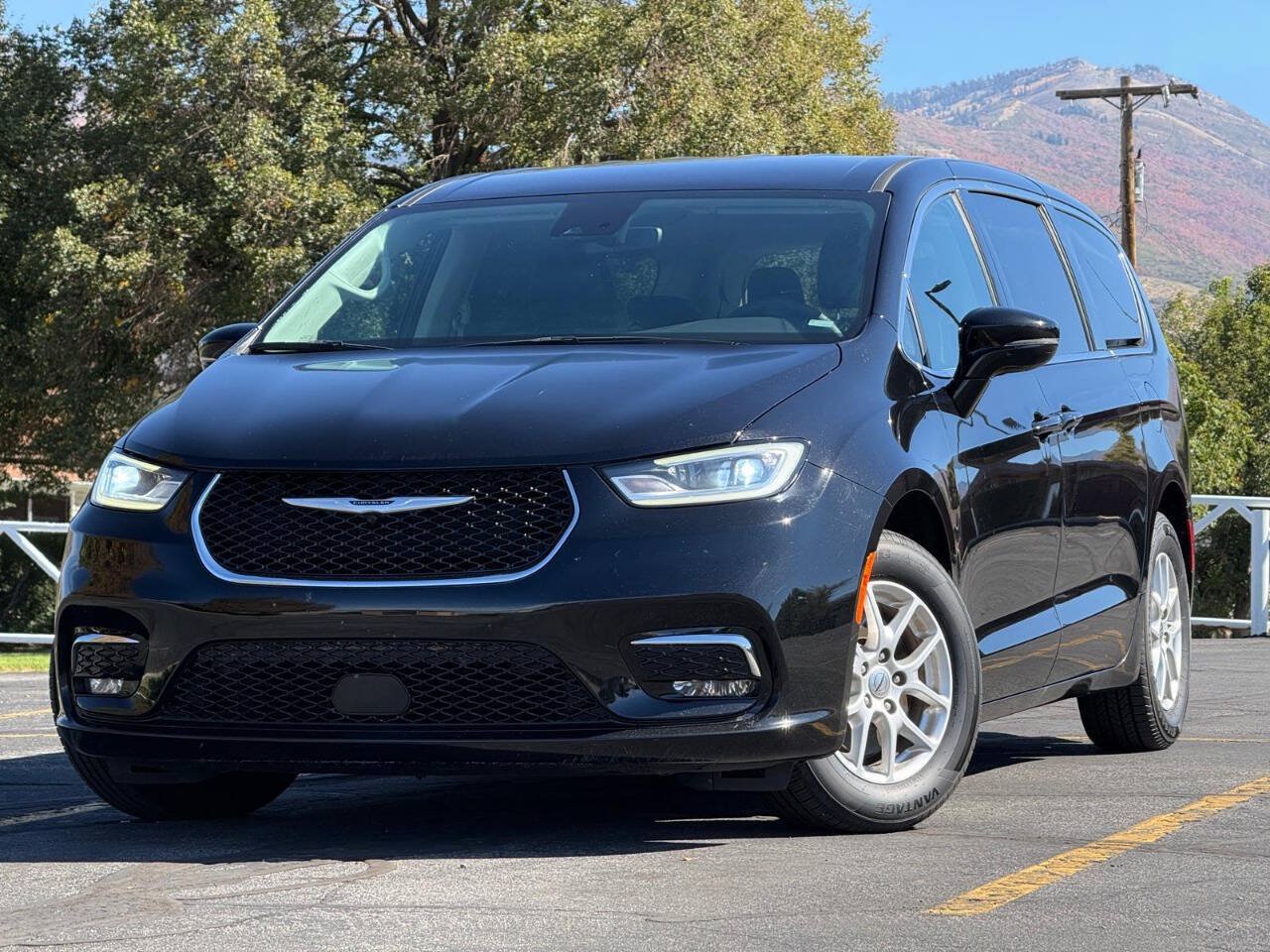 Used 2024 Chrysler Pacifica Touring-L FWD image 1