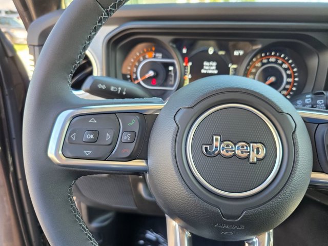 New 2025 Jeep Wrangler Unlimited Sahara w/ Technology Group AWD/4WD image 18