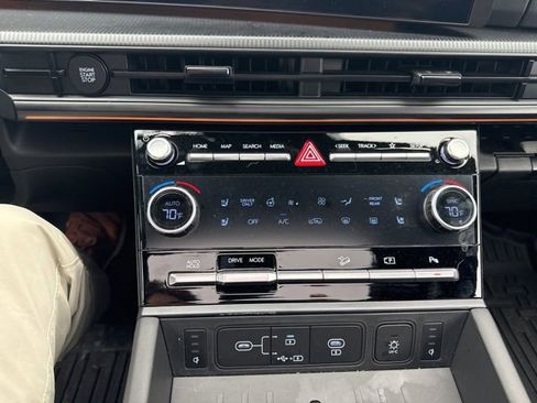 Used 2025 Hyundai Santa Fe Calligraphy image 18