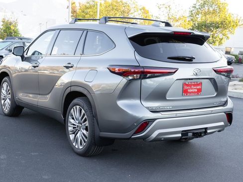 New 2026 Toyota Highlander Platinum AWD/4WD image 6