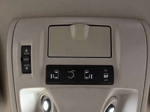 Used 2016 Chrysler Town & Country Touring-L FWD image 26