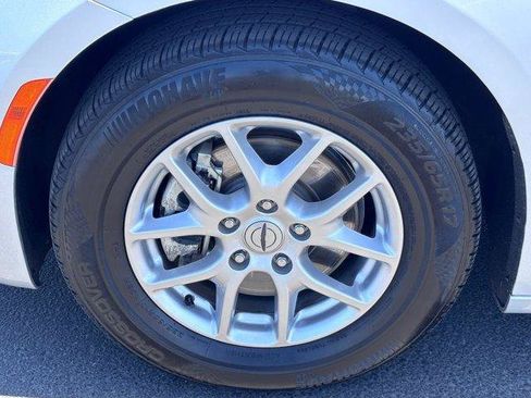 Used 2024 Chrysler Pacifica Touring-L FWD image 10