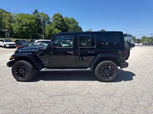 Used 2022 Jeep Wrangler Unlimited Sahara w/ Cold Weather Group AWD/4WD image 6