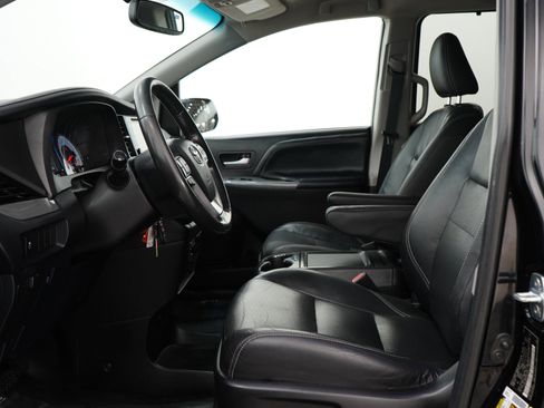Used 2017 Toyota Sienna SE FWD image 25