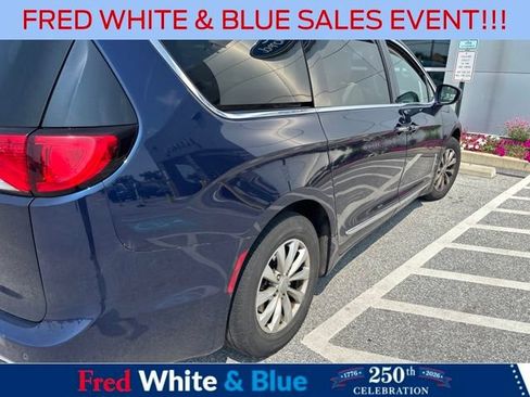 Used 2018 Chrysler Pacifica Touring-L w/ Premium Audio Group FWD image 4