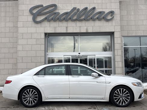 Used 2017 Lincoln Continental Select image 3