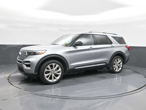 Used 2022 Ford Explorer Platinum w/ Technology Package image 2