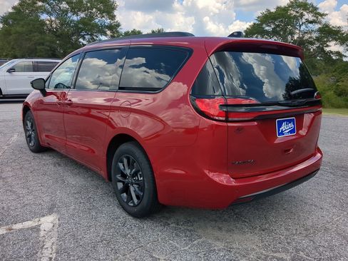 New 2025 Chrysler Pacifica Select w/ Fav Edition Package image 5