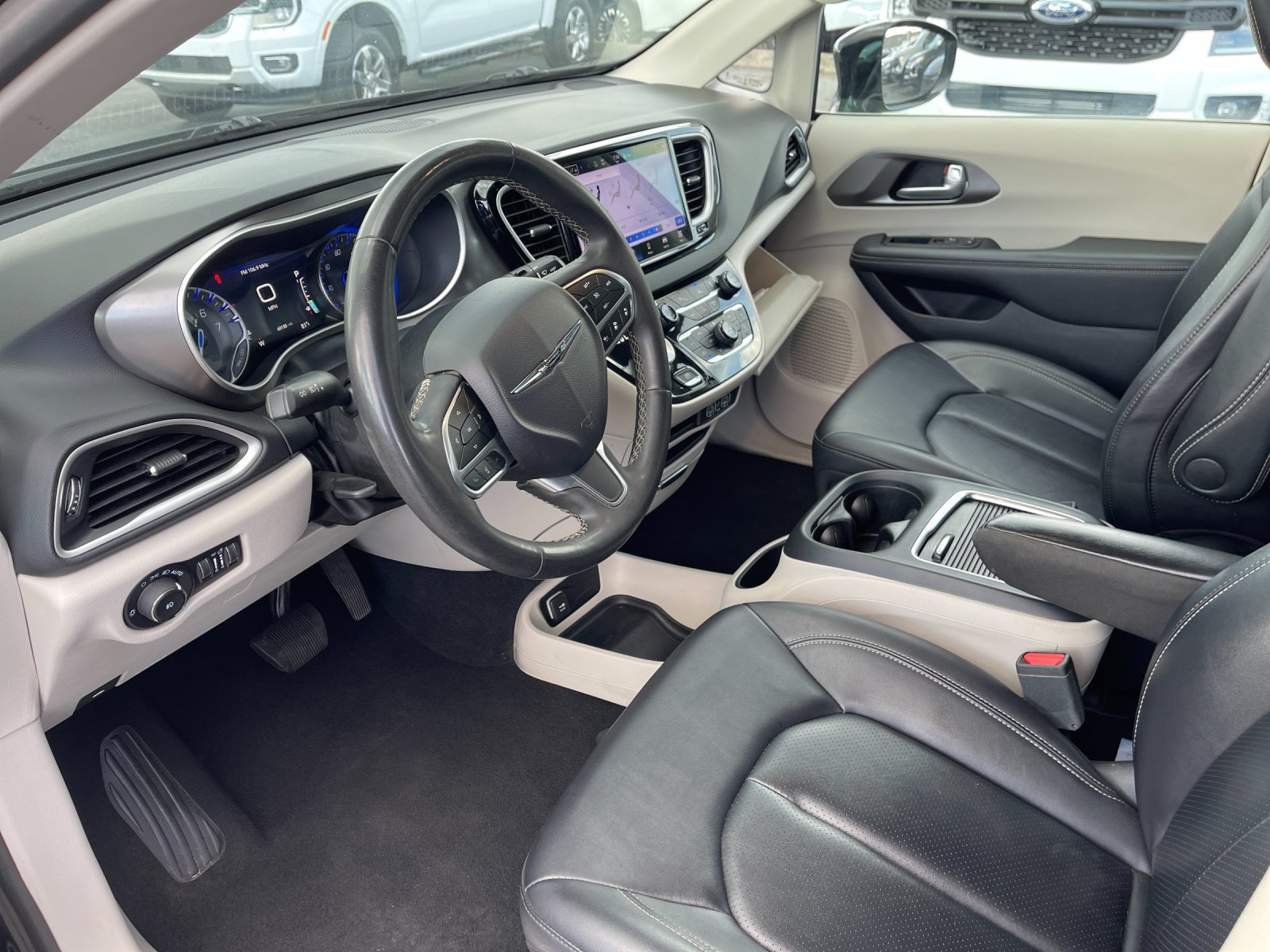 Used 2024 Chrysler Pacifica Touring-L FWD image 11