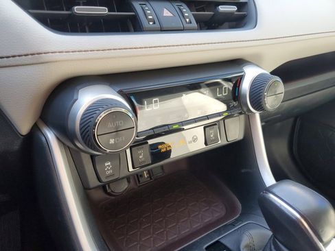 Used 2019 Toyota RAV4 Limited image 31