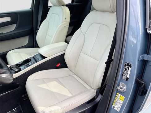 Used 2020 Volvo XC40 T5 Momentum w/ Protection Package Premier image 22