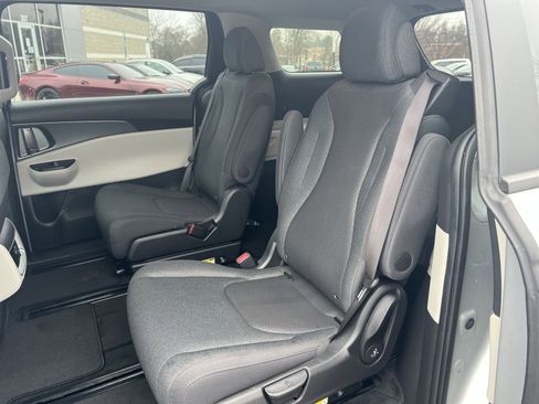 Used 2023 Kia Carnival LX image 22