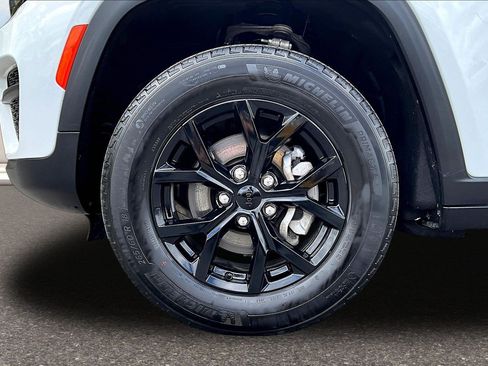 Used 2025 Jeep Grand Cherokee Altitude AWD/4WD image 25