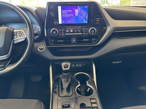 Used 2025 Toyota Highlander LE FWD image 17