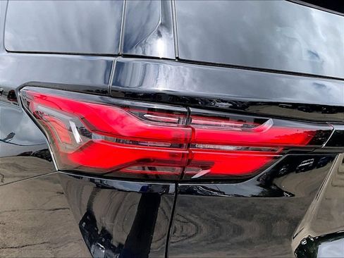 Used 2023 Chevrolet Traverse LT w/ LT Premium Package AWD/4WD image 27