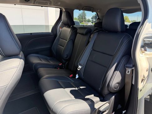 Used 2017 Toyota Sienna SE FWD image 15