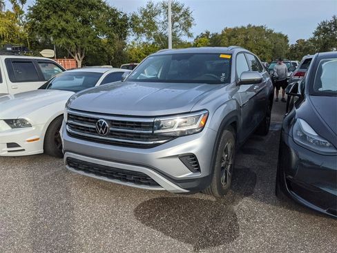 Used 2023 Volkswagen Atlas Cross Sport SE image 2