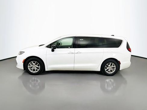 Used 2024 Chrysler Pacifica Touring-L image 4