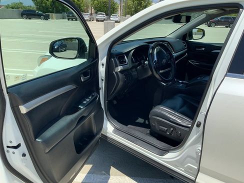 Used 2018 Toyota Highlander XLE FWD image 11