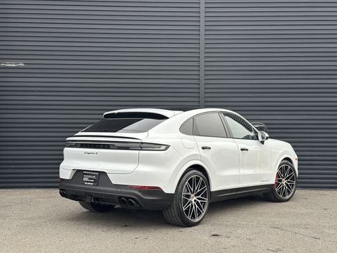 Certified 2025 Porsche Cayenne S image 8