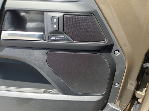 New 2025 Land Rover Defender 110 S image 17