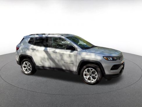 Used 2025 Jeep Compass Latitude image 2