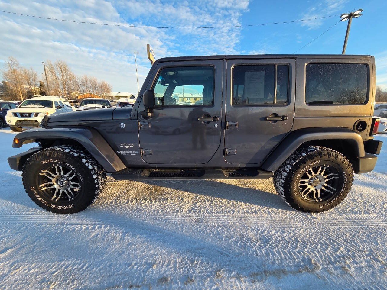 Used 2017 Jeep Wrangler Unlimited Sahara w/ Connectivity Group AWD/4WD image 5