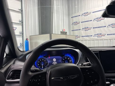 Used 2025 Chrysler Pacifica Limited FWD image 2
