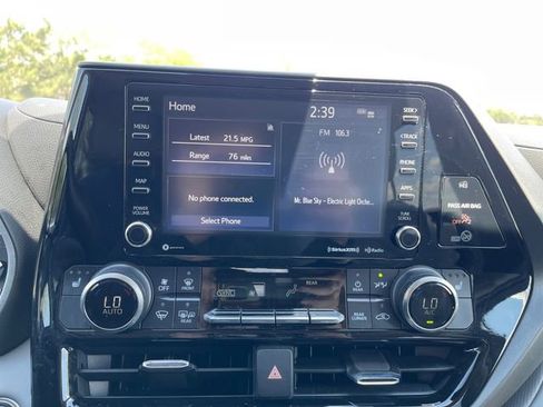 Used 2022 Toyota Highlander XLE AWD/4WD image 22