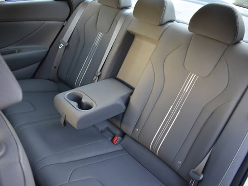 Used 2025 Hyundai Elantra SEL image 28