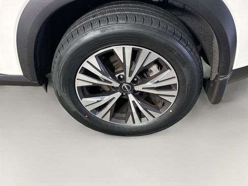 Used 2023 Nissan Rogue SV image 11