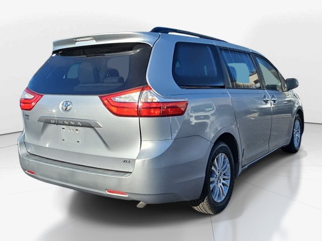 Used 2016 Toyota Sienna XLE FWD image 3
