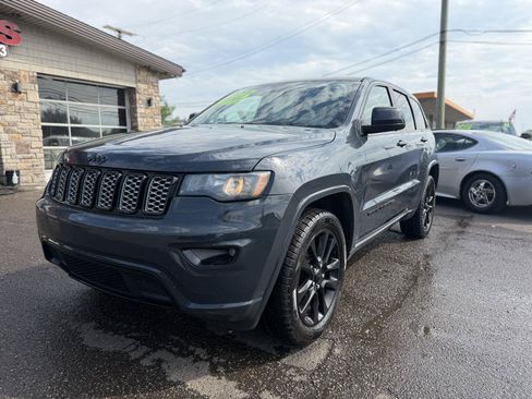 Used 2018 Jeep Grand Cherokee Altitude AWD/4WD image 3