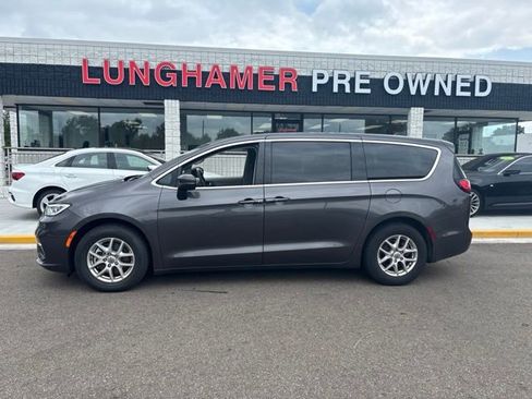 Used 2023 Chrysler Pacifica Touring-L FWD image 10