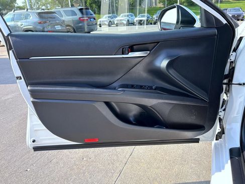 Used 2024 Toyota Camry SE image 9