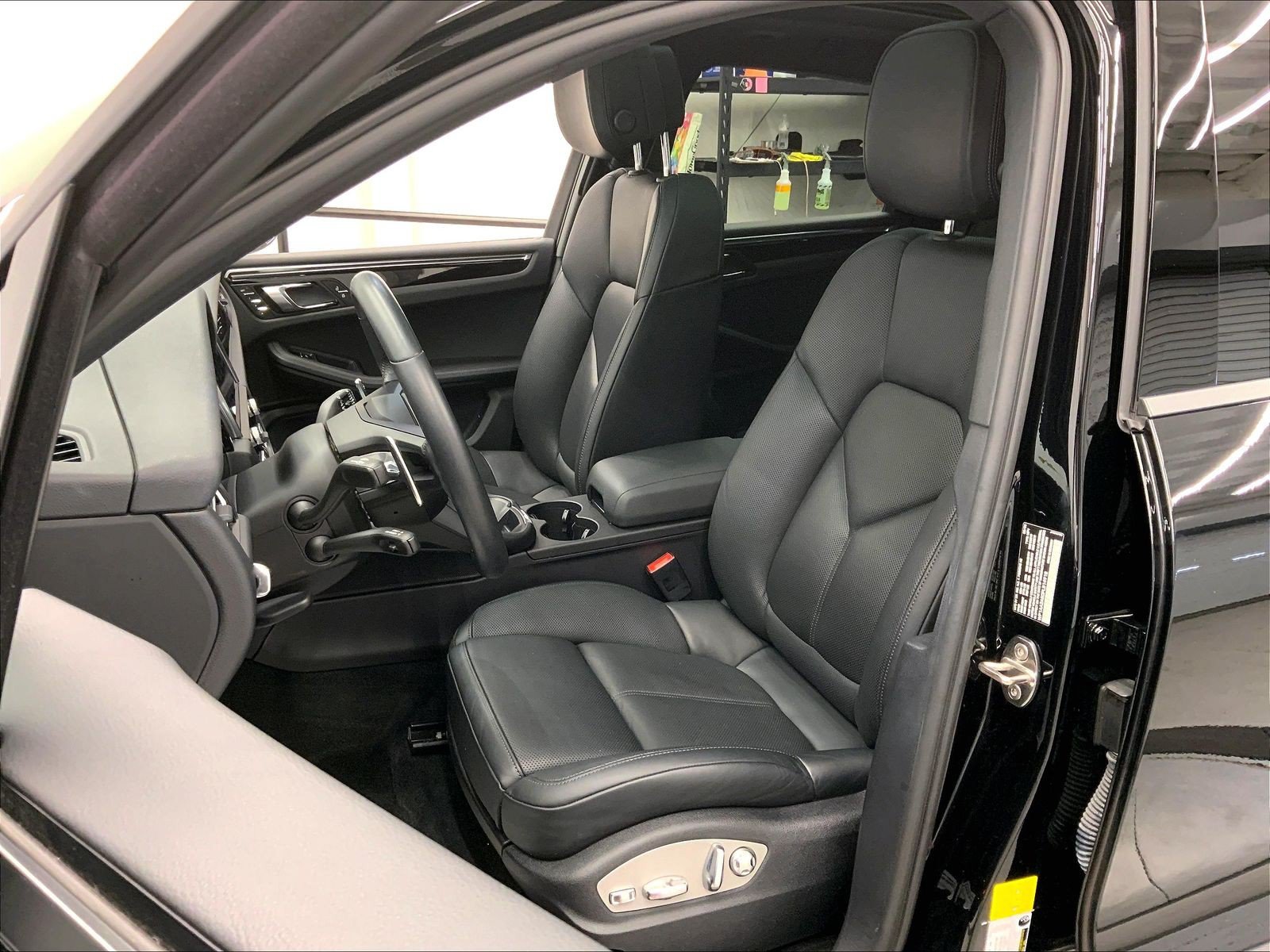 Certified 2023 Porsche Macan AWD/4WD image 5