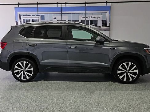 Used 2024 Volkswagen Taos SE w/ Panoramic Sunroof Package FWD image 9