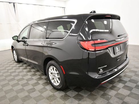 Used 2025 Chrysler Pacifica Select image 5