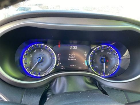 Used 2023 Chrysler Pacifica Touring-L image 20