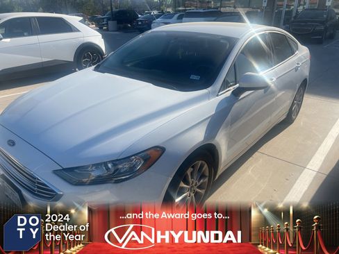 Used 2017 Ford Fusion SE w/ Fusion SE Technology Package image 1