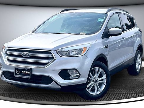 Used 2018 Ford Escape SE w/ SE Sync 3 Package AWD/4WD image 3